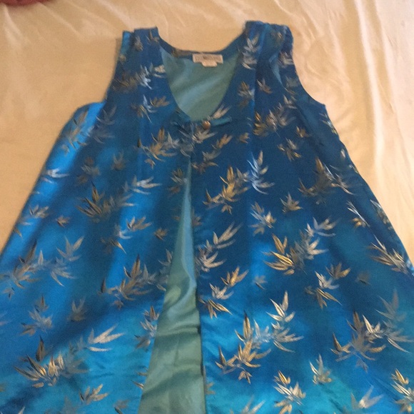 Long satin oriental vest with one button closure. - Picture 2 of 5